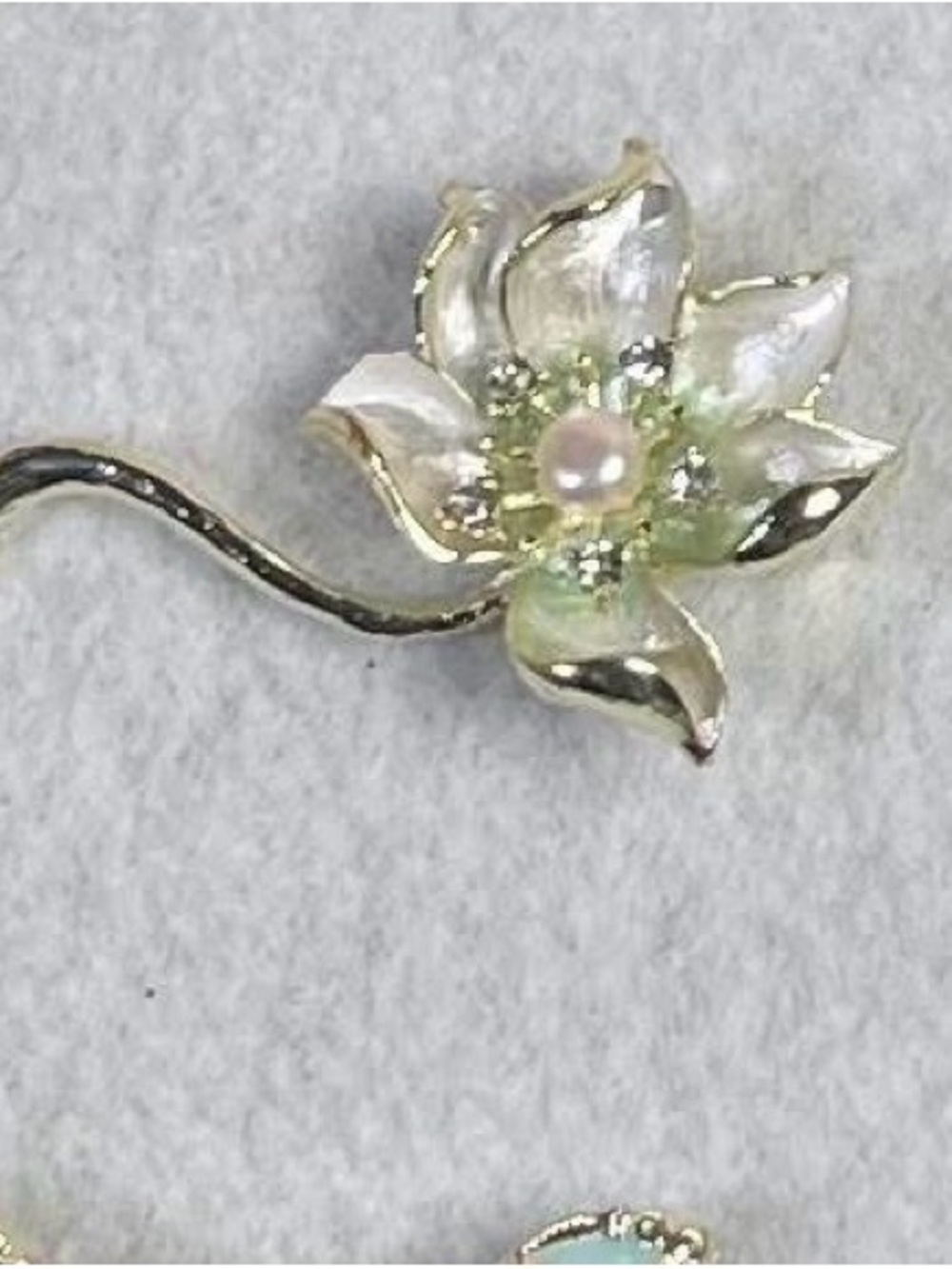 Pearl-Centered Floral Brooch in White and Gold